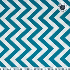 Moda-Baumwollstoff „Half Moon Modern – Zig Zags“ in Aqua, flach ausgebreitet mit Maßband zur Musterprüfung.